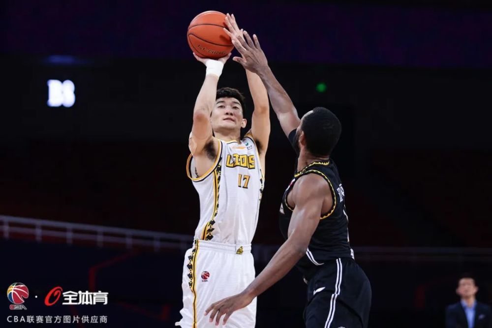 意甲前瞻：尤文图斯 VS 那不勒斯时间：2023-12-09 03:45尤文图斯目前积33分暂列积分榜第2，距离榜首的国米仅有2分差距，此役球队的抢分战意毋庸置疑，尤文图斯在最近的一轮联赛客场2-1击败蒙扎，各项赛事近9场取得7胜2平的不败战绩，球队近期的整体走势非常稳健，尤其是防线稳固，过去9场比赛尤文图斯多达6场能够零封对手，且期间合计仅失3球。